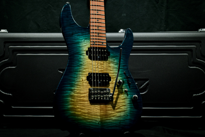 ボディ・トップに栃杢を採用したAZシリーズ限定モデル 